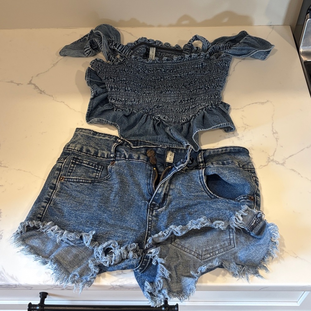American Eagle Outfitters Blue Denim Smocked Ruffle Tie-Strap Crop Top - Picture 2 of 2